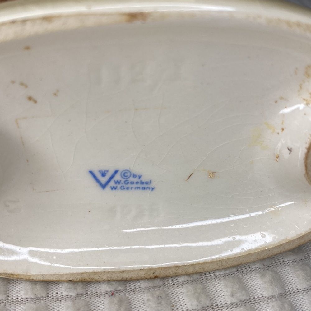 GOEBEL HUMMEL FIGURINE “JUST RESTING” - Picture 3 of 3